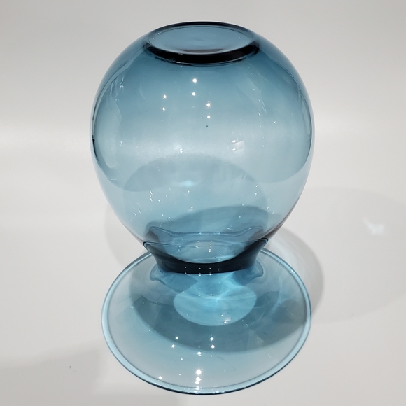 the "Shape" Vase designed by Peter Svarrer for Holmegaard in Water Blue - Picture 4 of 10